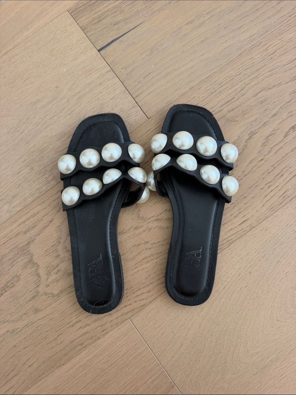 Zara slides in 37